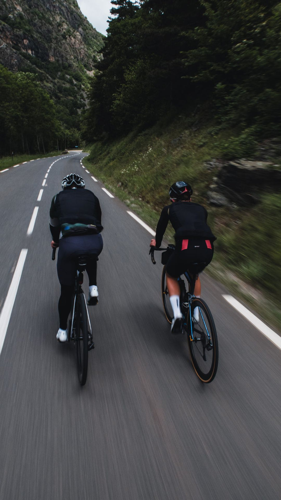zwei-rennradfahrer-in-den-bergen-ausdauertraining-mit-energy-gel